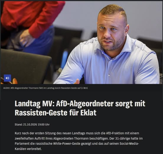 NeptunesNavy's tweet photo. Er habe lediglich „Läuft“ ausdrücken wollen.

Eklat im neuen Landtag von Mecklenburg-Vorpommern.

AfD-Abgeordneter Tommy Thormann filmt sich im Plenarsaal, spottet über die Grünen („die kotzen schon“) und zeigt eine Handgeste, die auch als rechtsextremes „White-Power“-Symbol verwendet wird. International gilt die Geste auch als "OK-Zeichen" bei Tauchern. Der Plenarsaal ist allerdings kein Tauchbecken, Thormann trug keinen Neopren-Anzug, sondern weißes Hemd und Jackett. 

SPD, Grüne und Linke fordern Konsequenzen. Die SPD verlangt sogar seinen Ausschluß aus der AfD-Fraktion.

Die AfD weist die Vorwürfe zurück. Die Geste bedeute für Thormann lediglich „Läuft“.

Brisant: Bereits im Frühjahr drohte Thormann politischen Gegnern mit morgendlichen Polizeieinsätzen im Falle einer AfD-Machtübernahme.

https://t.co/eaiELjsAOl

#AfD #AfDVerbot #Pruef #Prüf #TommyThormann #WhitePower