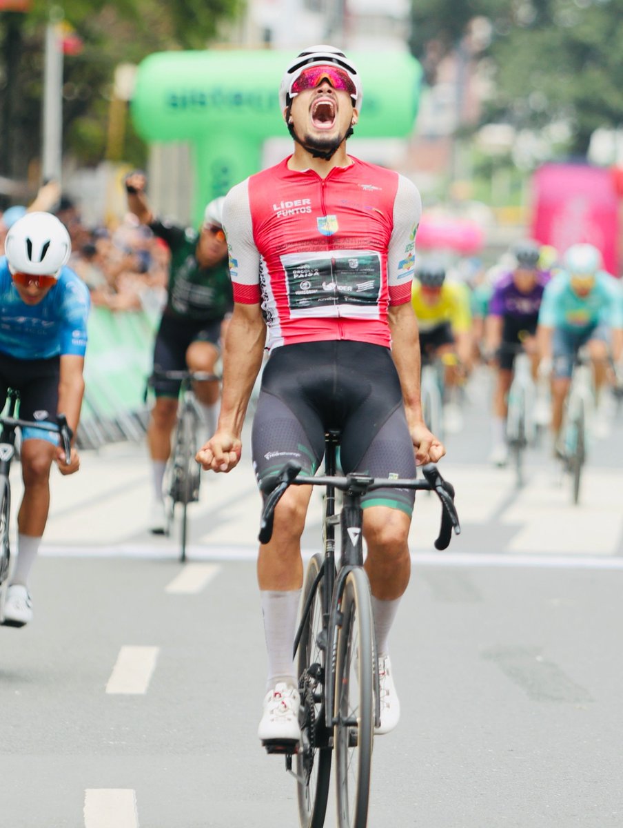 LaRuedaColombia's tweet photo. 🚨🏆 TRIUNFO DE KEVIN CASTILLO EN CALI, Y NUEVO LÍDER DEL CLÁSICO RCN 2026! 🇨🇴🚴♂️
📲 En el siguiente enlace podrán consultar las clasificaciones completas⤵️
https://t.co/Jo1UgZJewU
#ClásicoRCN2026 #KevinCastillo #OrgulloPaisa #CiclismoColombiano #RuedaColombia https://t.co/CnJ7fRKjR4