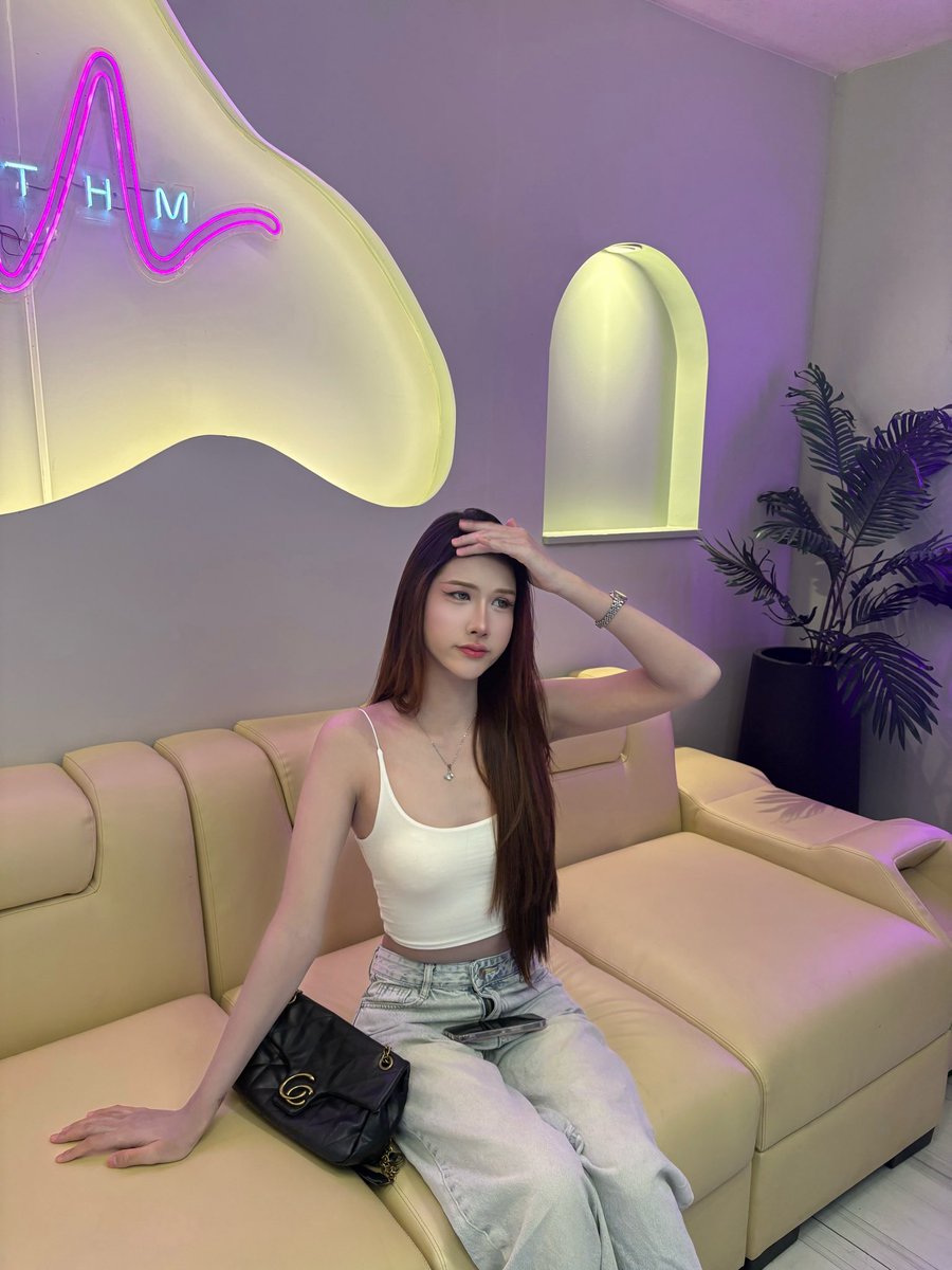 _nycwt_'s tweet photo. เค้าเหงา #กรุงเทพ #สุขุมวิท #สาวสอง https://t.co/NKeNCe7Shs