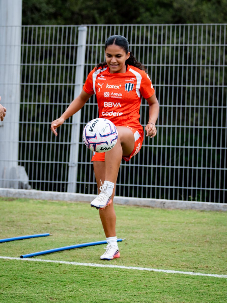 Rayadas's tweet photo. ¡Acción en la cancha! 👊🏼 https://t.co/cYe8SU2StN