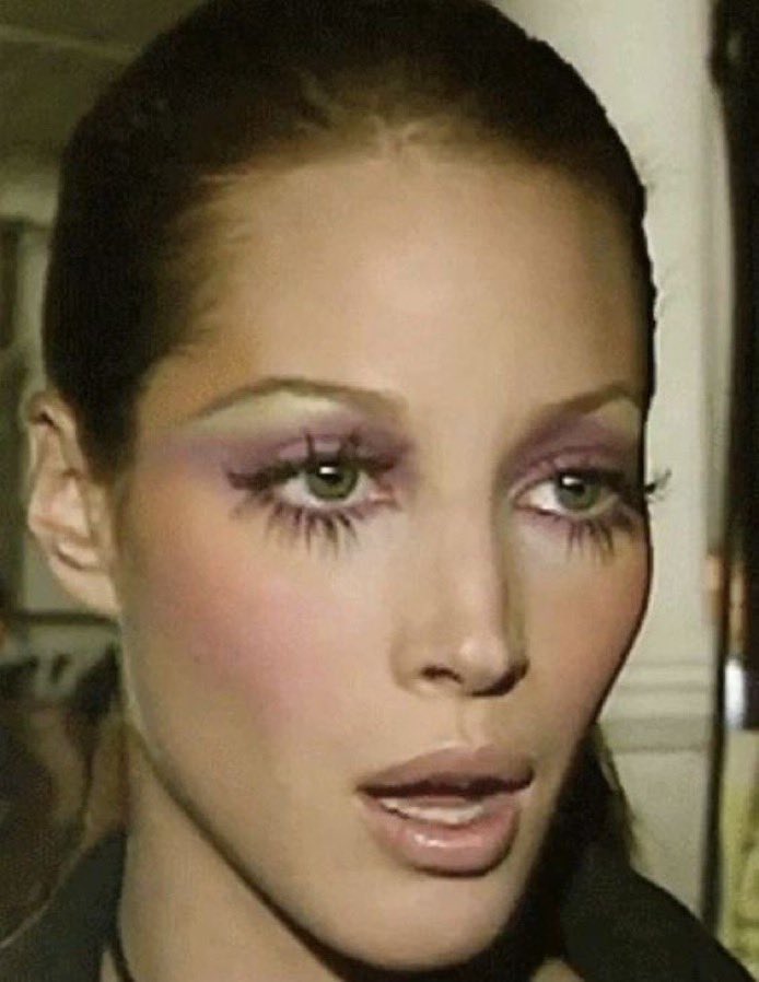jiaa_xo's tweet photo. when the eyelashes are an integral part of the makeup look https://t.co/qtJwaGtWEA