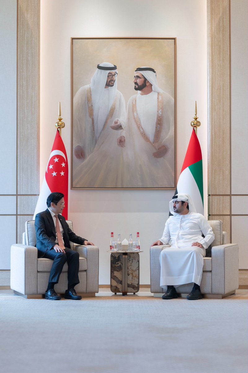 MaktoumMohammed's tweet photo. تعد دولة الإمارات وجمهورية سنغافورة نموذجان عالميان لاقتصاد لا تحدّ الجغرافيا نموّه، ولا توقف طموحه الحدود، كما تلتقي دبي وسنغافورة في فلسفة النجاح وحرية الاقتصاد، والقدرة الفذّة على خلق الفرص وتحقيق النجاحات والإنجازات.

رحّبنا اليوم بمعالي لورانس وونغ، رئيس وزراء جمهورية سنغافورة، وناقشنا سبل تعزيز الشراكة الاستراتيجية بين دولة الإمارات وجمهورية سنغافورة، والاستفادة من الفرص التي تتيحها التحولات الاقتصادية العالمية، بما يفتح آفاقًا جديدة أمام الاستثمار والتجارة وتبادل المعرفة والخبرات، وعبر علاقاتنا الراسخة سنحقّق المزيد من النجاحات التي تخدم مستقبل بلدينا وشعبينا الصديقين.