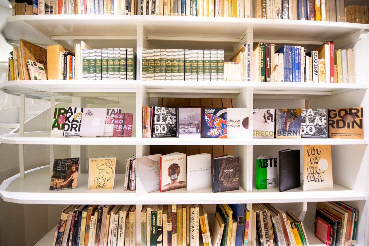 modernoba's tweet photo. 📚 ¿Conocés la biblioteca del Museo Moderno?

Fue creada con la misión de reunir, conservar y difundir el patrimonio bibliográfico, hemerográfico y documental especializado en artes visuales de los siglos XX y XXI.

Reserva tu turno: biblioteca@museomoderno.org

Av. San Juan 350. https://t.co/3EZjyTBvHM