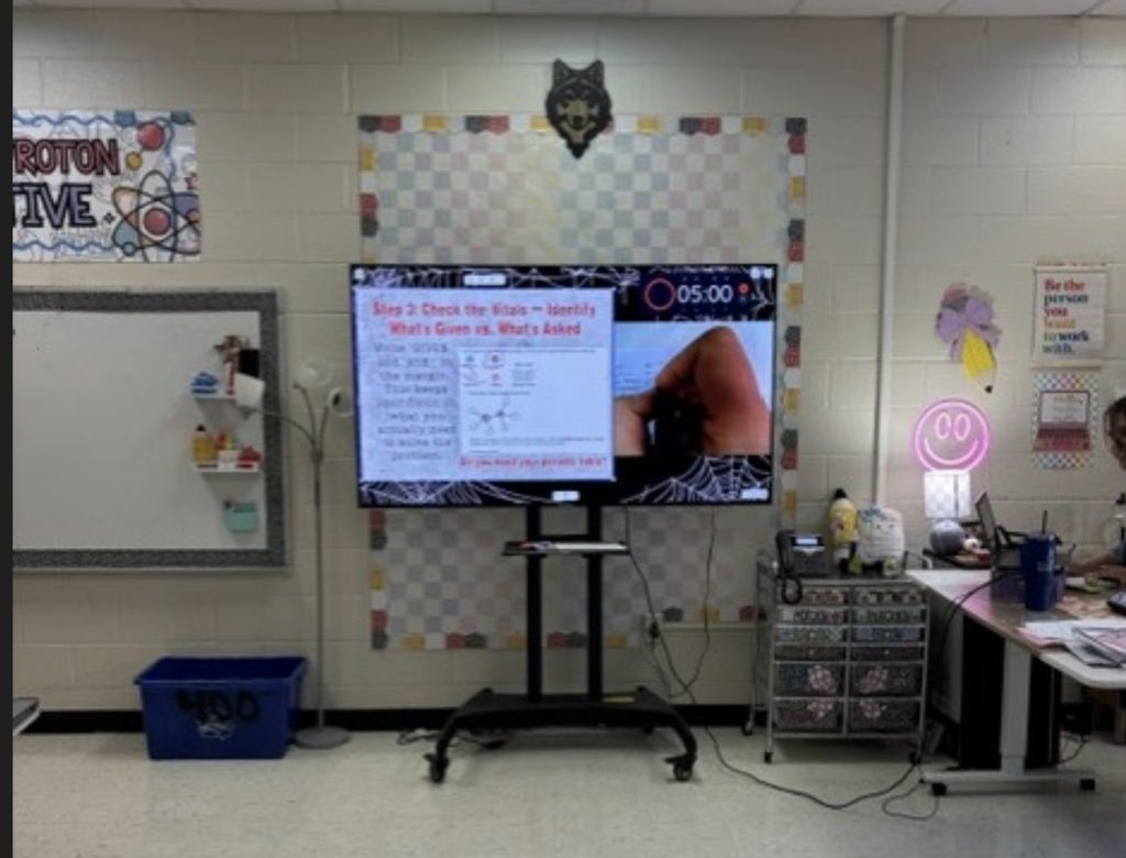 AshleaMoon95181's tweet photo. Great things happening in 8th grade science at @ParkwoodMSNC. Wee love seeing teachers thinking aloud and students engaging in great conversations! @AGHoulihan @RimmerEdTech @loripeyton @kimfisenne @SusanRodgersS4 @UCPSNC https://t.co/8z1K4Asg1q