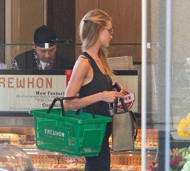 disorderella's tweet photo. rosie hw shopping 🍵 https://t.co/QfcE7Hs1AG