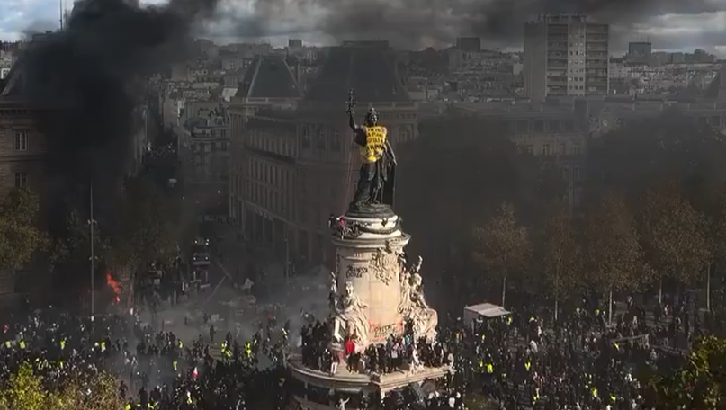 AnaliseGeopol's tweet photo. 🇫🇷 Administração Macron afirma que a esquerda radical está planejando uma insurreição total para derrubar o governo francês com gigantescos protestos marcados para o dia 24 de outubro de 2026, o que se configuraria como uma revolução popular, caso se concretize. https://t.co/GBsXnnLPir