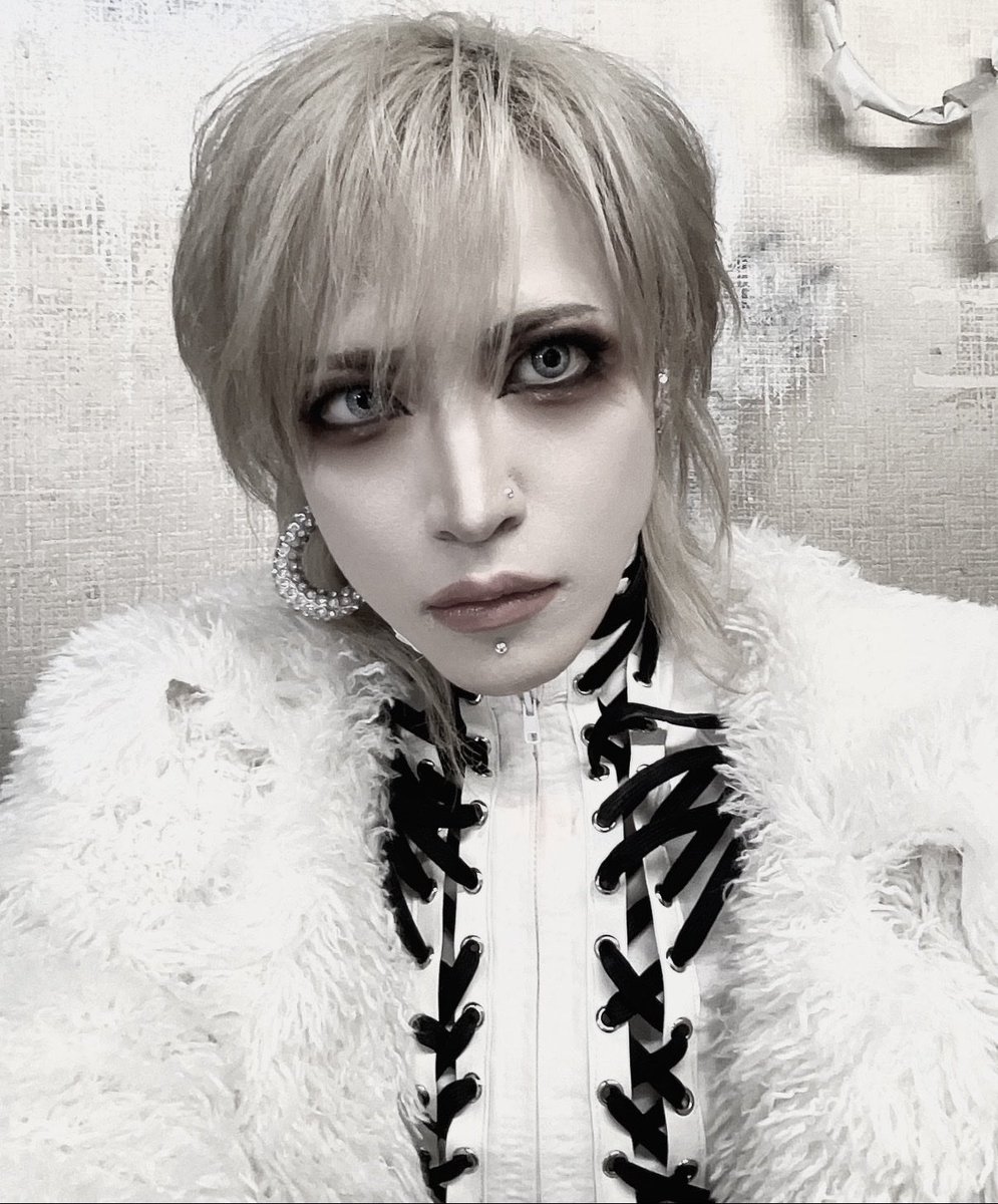 Ryoga_britannia's tweet photo. 【緊急ブログ】

こんばんは。

本来ならばオフィシャルサイトに書くべきブログなのだが、諸事情により本日はTwitterから失礼します。

何故このような事態に陥ってしまったのか。

順を追って説明させていただきたい。

まず、物騒なニュースが飛び込んできたのだ。

サイバーテロ。

なんでも世界中のウェブサイトが危機に晒される可能性があるとかなんとか。

詳しいことはよく分かっていないんだ。

そもそも私はサイバーという言葉の意味すら曖昧に理解している男だ。

しかし、どうやら大変な事態らしい。

国家レベルで警戒が呼びかけられているというのだから、これはただ事ではない。

便利な世の中になった反面、こういった脅威とも向き合わなければならない。

現代社会の闇である。

皆様もどうかお気をつけください。

それにしても、困ったものだ。

オフィシャルサイトはバンドの大切な広告塔。

その大切な広告塔が奪われてしまうなんて。

先程、マネージャーから一本の連絡が入ったのだ。

現在RAZORのオフィシャルサイトが見られなくなっています

と。

震えたよ。

まさかこの世界規模のサイバー戦争に、我々RAZORまでもが巻き込まれてしまったというのか。

非常に由々しき事態である。

つい数分前まではどこか他人事だったのだが、自分事になってしまったのである。

しかし、よくよく話を聞いてみると、どうやら攻撃を受けたわけではなく、万が一のサイバー攻撃に備えて、予防的にオフィシャルサイトを停止しているらしい。

ふむ。

つまり、敵が攻めてくる前に自ら身を隠したわけだ。

実に賢明な判断である。

戦わずして身を守る。

素晴らしい…

そんなわけで、現在RAZORのオフィシャルサイトが閲覧できない状態になっているとの事。

つまり、ブログが書けない。

いや、書くことはできる。

しかし、書いたところで誰にも読んでもらえない。

私は一体どこで今日という日を皆に報告すればいいのだ。

この溢れんばかりの想いを、一体どこにぶつければいいのだ。

単なる日記を書く趣味はない。

人様に想いをぶつけたいのだ。

途方に暮れた。

とにかく考えた。

そして、考えに考え抜いた末、ひとつの答えに辿り着いた。

Twitterに書けばいいんだと。

とてつもない名案。

で、今に至るのです。

なんという波乱万丈。

国家規模の危機から始まった今回のブログ騒動、最終的に私がTwitterにブログを書くという形で着地しています。

世界がどのような状況に置かれているのか、私にはまだ分からない。

しかし、ひとつだけ確かなことがある。

RAZORはなんとか元気です。

オフィシャルサイトだけが現在身を潜めております。

皆様、どうかご心配なく。

そして、いつもオフィシャルサイトのブログを読んでくれている皆さん。

まさかTwitterで再会することになるとはね。

人生とは予測不可能なものですね。

ブログで書いてる内容をTwitterに書くのは抵抗があった。

ブログは会員限定。

会員限定だからこそ吐露できる私の濃密な思想。

それを今回はイレギュラーな形でTwitterに投下する形になってしまったのだ。

正直、会員限定のブログでしか見せていない自分の一面を不特定多数の人に露呈する戦慄。

マズいのではないかと。

でも仕方ない。

今はそんな事も言ってられない。

とにかく一刻も早く平穏な日常が戻ってくることを願うばかりである。

と言うわけで、ここまでブログを読んでくれてありがとう。

最後に、最愛の皆にこの歌詞を贈るよ(ブログでは恒例です。引かないでください)。

『ジョセフィーヌは案の定』
作詞：猟牙
作曲：猟牙

■Aメロ
薔薇色に染まる並木道
君と交わした愛の言霊
永遠を誓ったあの夜を
僕は今でも忘れない

待ち合わせは午後三時
君は必ず遅れてくる
今日こそきっと大丈夫
そう信じていた午後四時

■Bメロ
運命とは何か  信頼とは何か
幾千の季節を越えてきた
君を疑うくらいなら
僕は自分を疑いたい

■サビ
Oh, Josephine! 案の定
君は今日も現れない
百万回の約束よりも
その場の気分で動く故

Oh, Josephine! 案の定
それでも君を愛してる
僕が信じた永遠は
今日もやっぱり遅刻癖

■Aメロ
君のために予約した
夜景の綺麗なレストラン
今夜こそは二人きり
愛の未来を語りたい

ドレス姿で現れた君
僕は思わず息を呑む
素敵だねと微笑んでも
面倒くさそうにあしらわれ

■Bメロ
愛とは何か  犠牲とは何か
答えのない夜を彷徨って
君が選んだフルコース
いくらなんでも凄い値段

■サビ
Oh, Josephine! 案の定
君は何も気にしない
僕が震えるその横で
追加のワインを注文さ

Oh, Josephine! 案の定
その無邪気さが憎らしい
僕が人生賭けた恋
君はデザート選んでる

■大サビ
Oh, Josephine! 案の定
君は今日も君のまま
何度傷ついてもいいさ
僕は君を愛してる

Oh, Josephine! to Die…