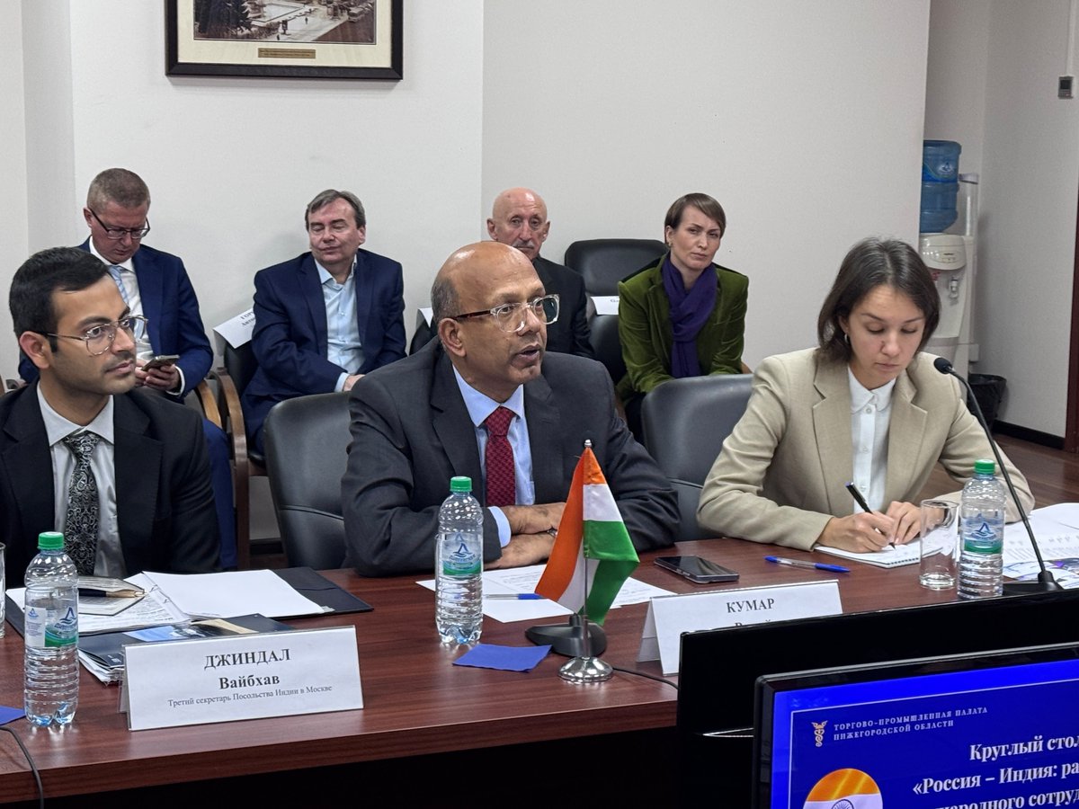 IndEmbMoscow's tweet photo. Ambassador @VKumar1969 participated in a round table meeting with the Chamber of Commerce of Nizhny Novgorod region and representatives of regional industries from agriculture, transport, mineral, energy and engineering sectors. 

Ambassador presented new opportunities for trade and investment offered by #ViksitBharat2047 Mission and invited the industries of the region to explore those opportunities. 

The participants expressed their interest in collaboration with Indian industries. Their queries about taxation, investment rules, #MakeInIndia, etc were clarified during Q&A session.

@PMOIndia @MEAIndia @PIB_India @DDNewslive @ANI @airnewsalerts @PTI_News @IndianDiplomacy
