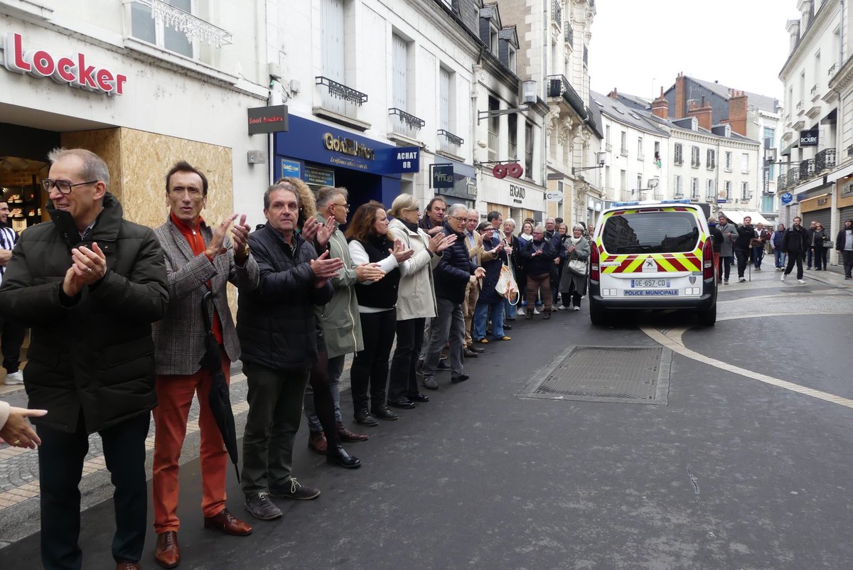 LBleuBlancRouge's tweet photo. 🔴🫵🏻 À Tours, alors que des habitants s’étaient réunis pour réaliser une chaîne humaine en soutien aux commerçants pillés et vandalisés dans la ville et partout en France lors des émeutes du 17 octobre, des militants d’extrême-gauche ont tenté de perturber le rassemblement avant d’être conspués et dégagés par la foule. 

Bravo à eux ! Il ne faut plus laisser aucun millimètre à ces crapules d’extrême-gauche. 👏🏻