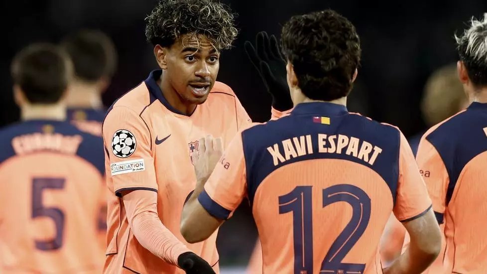 BarcaUniversal's tweet photo. 🚨 There was no panic on the flight home to Barcelona. The message from the dressing room was clear: 

Learn from Paris, move on, and use it as extra motivation for Sunday vs Real Madrid.

— @sport https://t.co/oeVgZ5spoY