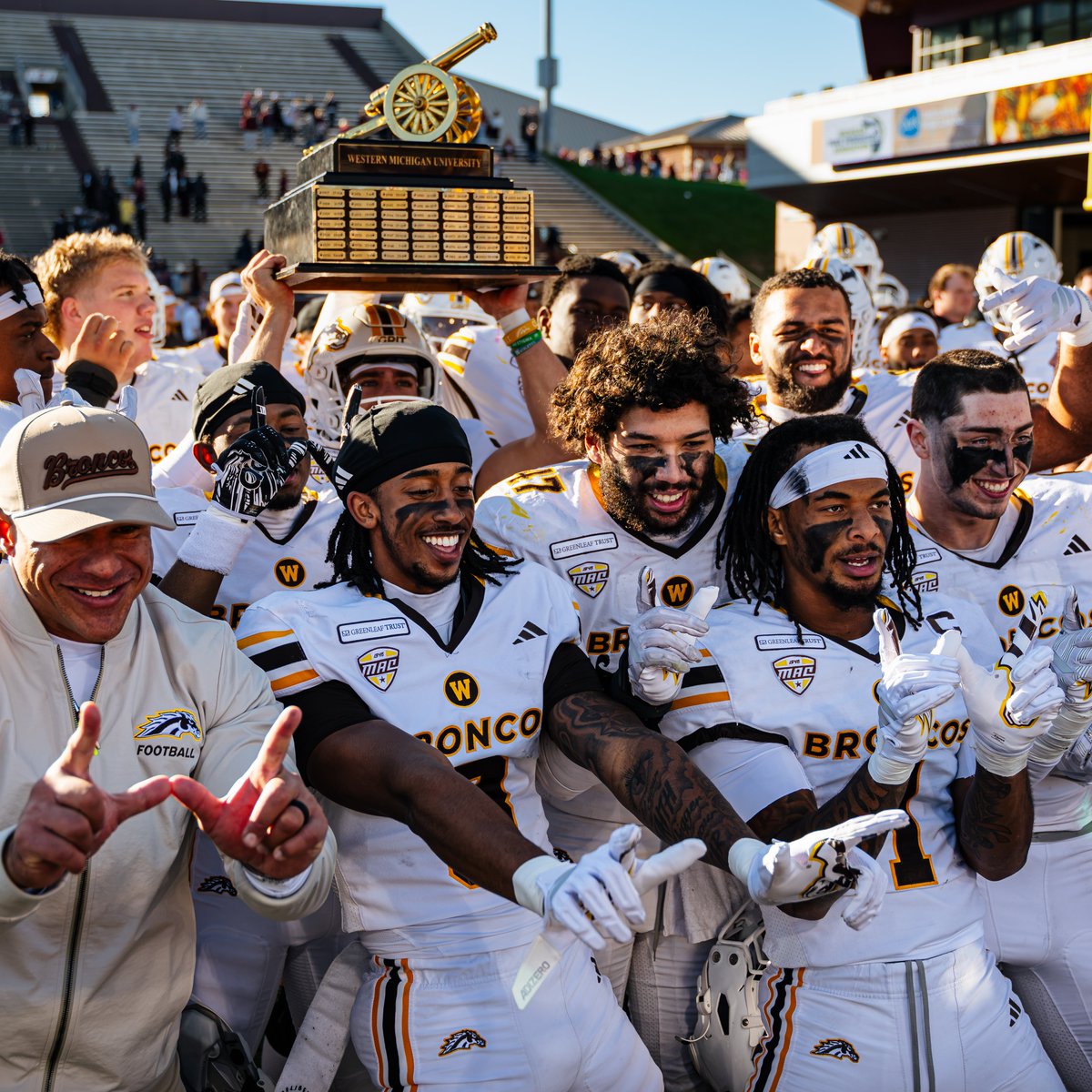 MACSports's tweet photo. Vote for the #MACtion Football Photo of the Week! 📸

1️⃣: @WMU_Football 
2️⃣: @UBuffaloFB 
3️⃣: @BallStateFB 
4️⃣: @OhioFootball https://t.co/WgYctGpi4F