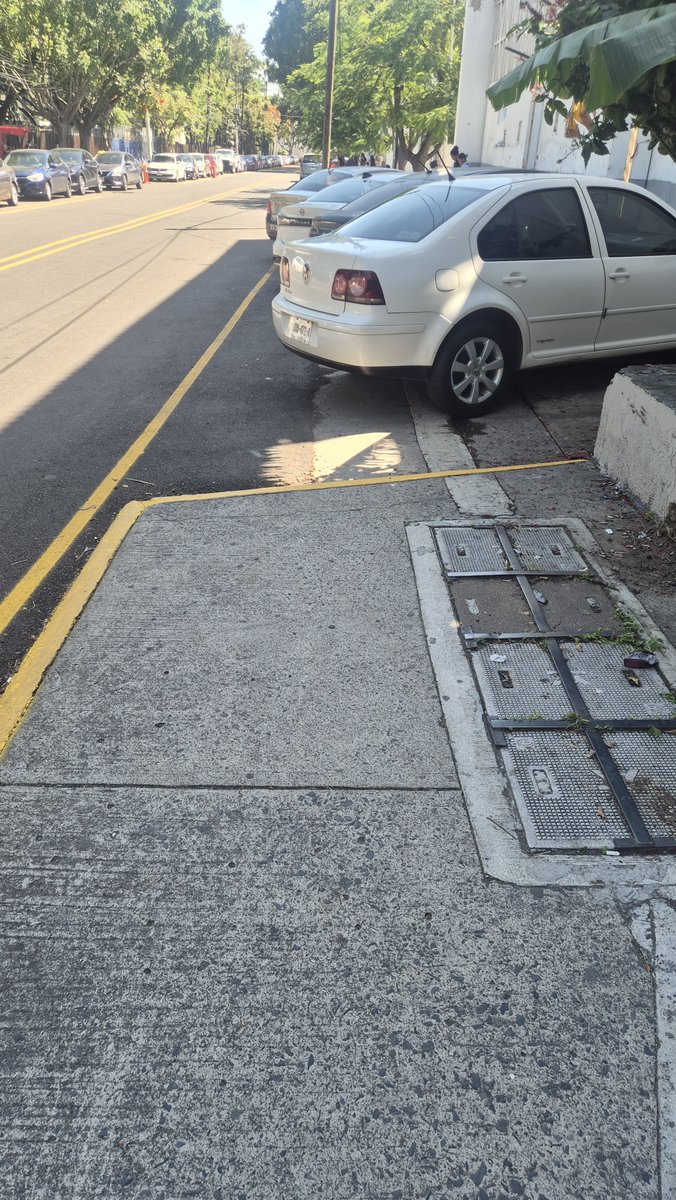 orofox's tweet photo. @GdlMovilidad @TransporteJal Sobre Calzada de Las Palmas, a un costado de la Secretaria del trabajo, hay vehiculos estacionados sobre la banqueta obstruyendo el paso peatonal. Alguna patrulla para su retiro. #Guadalajara #movilidad https://t.co/edrVINOOQI