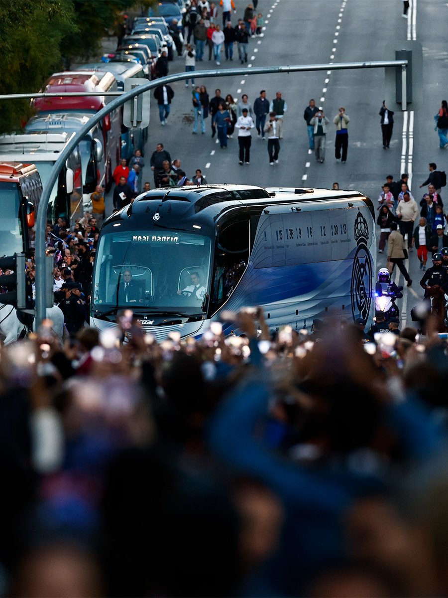 realmadrid's tweet photo. 🚌🚨🧣💜🙌 https://t.co/umEkvwKACT