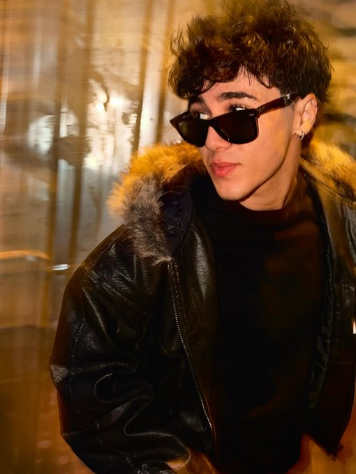 blueberryy_77's tweet photo. RT @kelebekbtw: birisi ona en acilinden Starboy editi pişirebilir mi editciler bir şey yapın lütfen https://t.co/a8amuwemuA