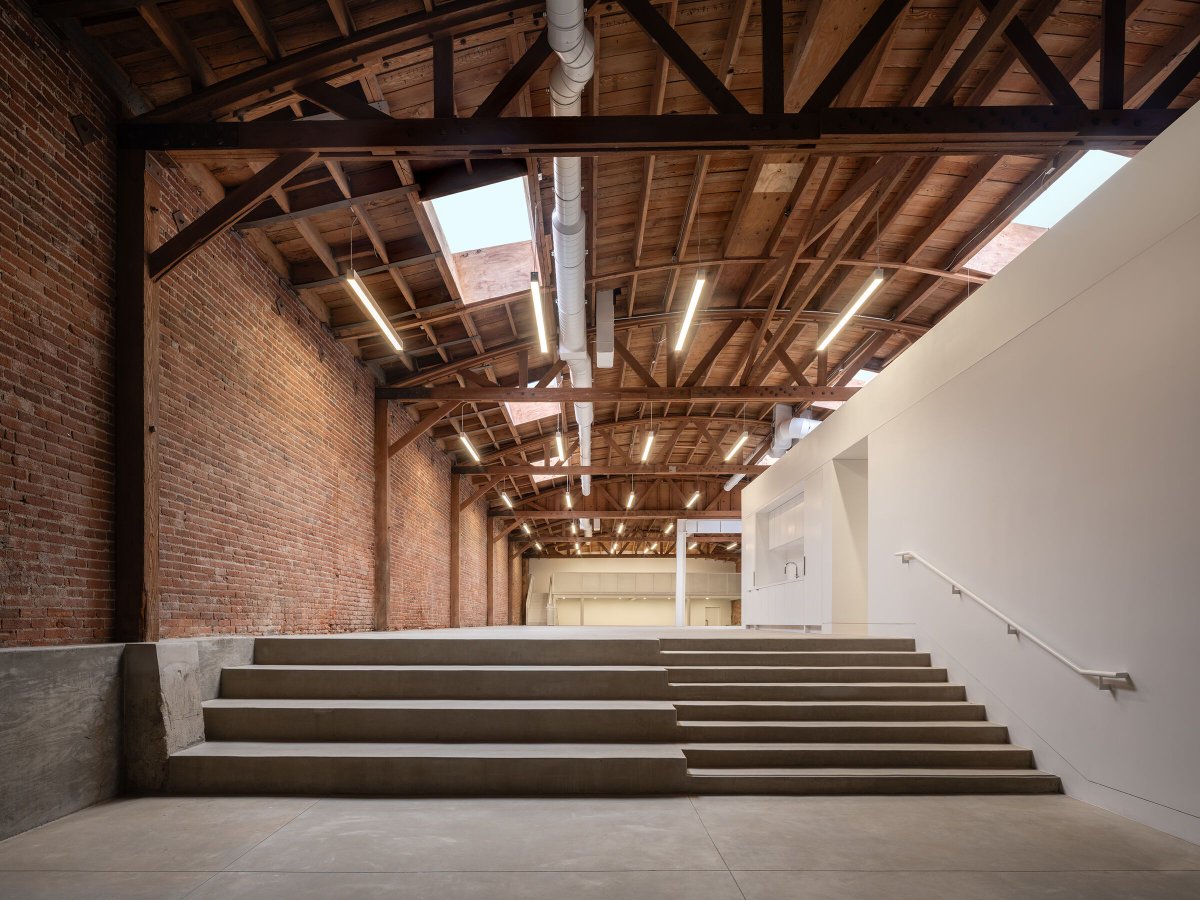 Archello's tweet photo. Sheft Farrace reimagines a neglected 1920s warehouse in Los Angeles’ Arts District as a flexible space for work, events and creative exchange. 
https://t.co/IOK8OoEFYE https://t.co/QlDKN0Q23V