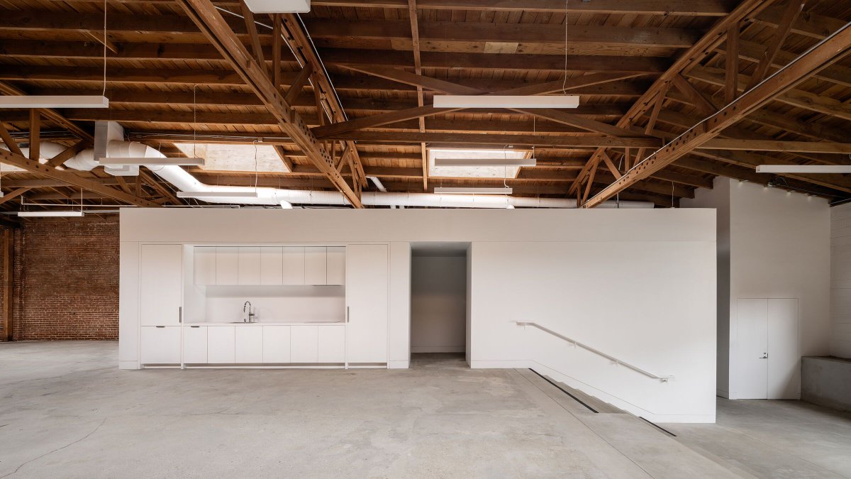 Archello's tweet photo. Sheft Farrace reimagines a neglected 1920s warehouse in Los Angeles’ Arts District as a flexible space for work, events and creative exchange. 
https://t.co/IOK8OoEFYE https://t.co/QlDKN0Q23V