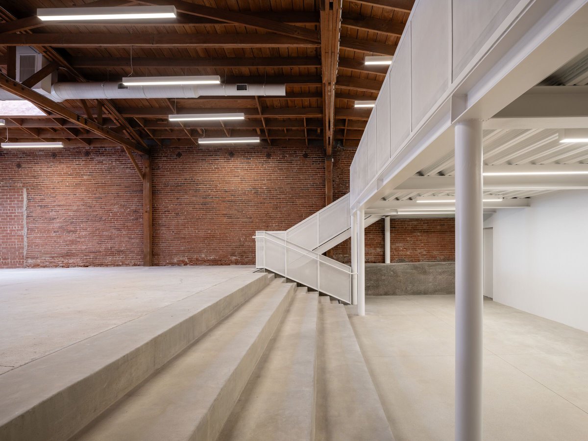 Archello's tweet photo. Sheft Farrace reimagines a neglected 1920s warehouse in Los Angeles’ Arts District as a flexible space for work, events and creative exchange. 
https://t.co/IOK8OoEFYE https://t.co/QlDKN0Q23V