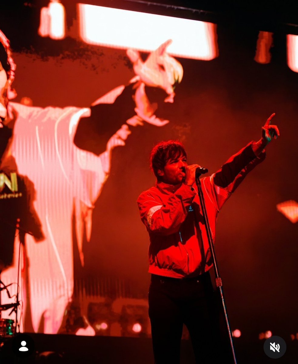 LTUpdatesPL's tweet photo. 📃 Relacja na żywo: Louis Tomlinson  John Cain Arena, Melbourne

Louis Tomlinson przywiezie serce, determinację i popowo-rockowe hymny do John Cain Arena w Melbourne, aby zainaugurować australijską część swojej trasy How Did We Get Here? World Tour, świętującej wydanie jego trzeciego albumu studyjnego.

Z setem obejmującym jego solowy dorobek, kilka znanych coverów i tłum gotowy do śpiewania każdego słowa, były gwiazdor One Direction udowadnia, że ​​jego więź z australijskimi fanami pozostaje silna jak zawsze.

Wieczór rozpoczyna Pretty Bleak , który wygrał konkurs na support przed dzisiejszym koncertem. Ich brzmienie mocno nawiązuje do indie-popu i rocka The 1975, stanowiąc odpowiednie wprowadzenie do wieczoru zbudowanego wokół potężnych refrenów i gitarowej energii. To wyjątkowa okazja dla zespołu, który wykorzysta swój wielki moment przed publicznością na dużej arenie.

Następnie czteroosobowy skład Rum Jungle z Newcastle wnosi na scenę zastrzyk energii i nadmorskiego luzu. Zespół, osobiście wybrany przez Tomlinsona jako support na tym etapie trasy, z lokalnych ulubieńców stał się jednym z najciekawszych, łącząc indie rock i alternatywny pop z naturalnym, swobodnym urokiem.

Dzisiejszy wieczór to ich pierwszy koncert na arenie, co czyni tę okazję wyjątkowym kamieniem milowym. Zespół zdaje sobie sprawę z wagi występu w miejscu, o którym marzył, a ich entuzjazm jest zaraźliwy. Po niedawnym wydaniu drugiego albumu, dzielą się swoim ulubionym utworem „Reset” , napisanym o ich przyjacielu Louisie. Zbieżność nazwisk z gwiazdą wieczoru sprawia, że ​​dedykacja albumu Tomlinsonowi jest łatwą i trafną decyzją.

Quiet When You're Listening to kolejny niezapomniany moment, gdy latarki telefonów rozświetlają arenę, a tłum dołącza do nich w morzu świateł. To piękna pauza przed głównym wydarzeniem, a Rum Jungle schodzi ze sceny, pozostawiając po sobie silne wrażenie.

Na gigantycznym ekranie wyświetlana jest filmowa, inspirowana stylem retro sekwencja wizualna, ukazująca Louisa Tomlinsona w ziarnistym ujęciu zabytkowego samochodu tuningującego magnetofon kasetowy.

 Nastrojowe niebieskie oświetlenie i migoczące czerwone światła budują napięcie, zanim słowo „Lemonade” rozbłyśnie wielkimi literami, sygnalizując przybycie Tomlinsona wraz z jego piosenką otwierającą o tym samym tytule. Żółte konfetti eksploduje nad publicznością, rozpoczynając koncert z hukiem.

Następnie gra „On Fire” i „Written All Over Your Face”, szybko nadając rytm wieczorowi.
Początkowe utwory są energetyczne i mocno gitarowe, a „ Out of My System” utrzymuje wysoki poziom. Jego brzmienie na żywo charakteryzuje się surowością, która pasuje do sceny, łącząc dopracowaną produkcję z niespokojnym, alternatywnym rockiem, który stał się centralnym punktem jego solowej tożsamości.

Po początkowym porywie emocji Tomlinson zatrzymuje się, by przyjrzeć się tłumowi. „Melbourne, jak się tu znaleźliśmy?” – pyta, wywołując gromkie brawa wśród publiczności, po czym szczerze dziękuje za ponowne powitanie.

„Myślę, że przyjeżdżam do Australii odkąd miałem jakieś 19 czy 20 lat” – mówi, wspominając swoją długą relację z tym krajem. Ciepło opowiada o ludziach i wrażeniach z powrotu, wyrażając wdzięczność za to, że nadal gra koncerty dla australijskich fanów.

Następnie „Saturdays” i „Broken Bones” , kontynuując budowanie emocjonalnego podtekstu koncertu, a jedną z największych niespodzianek wieczoru jest cover utworu „ My Hero” zespołu Foo Fighters. To naturalne dopasowanie do rockowego brzmienia Tomlinsona, a znany hymn wykonany z jego charakterystycznym, chrapliwym wokalem tworzy moment pełen emocji.

©The Music Au
fot. Jonathan White @objetperdu