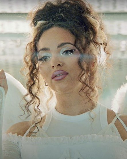 PopCrave's tweet photo. “Angel Of My Dreams” by JADE enters the US Spotify chart for the first time at #197 with 308K streams.

It also re-enters the UK chart at #61 with 111K plays. https://t.co/nvJqjN5Ehp