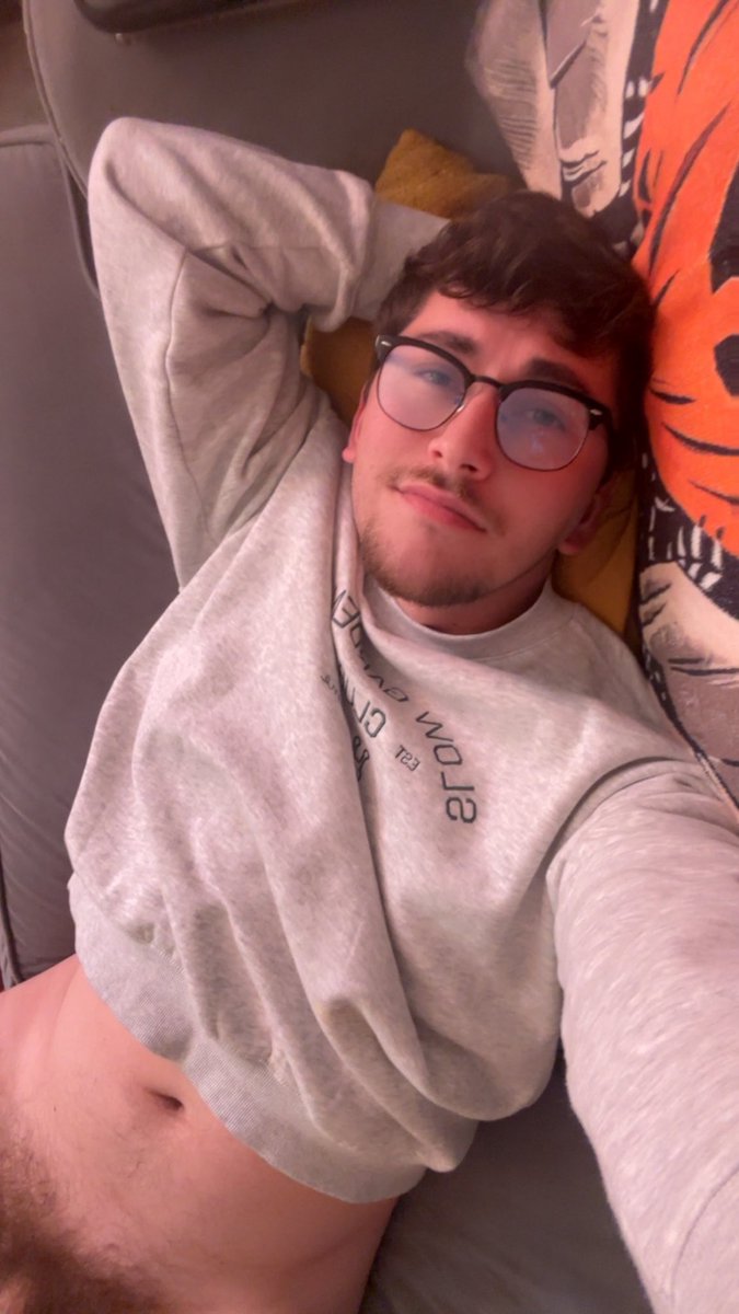 captain_peeta's tweet photo. Taking a quick break from work 👀#gay #gaynsfw https://t.co/mcwatjMRN2