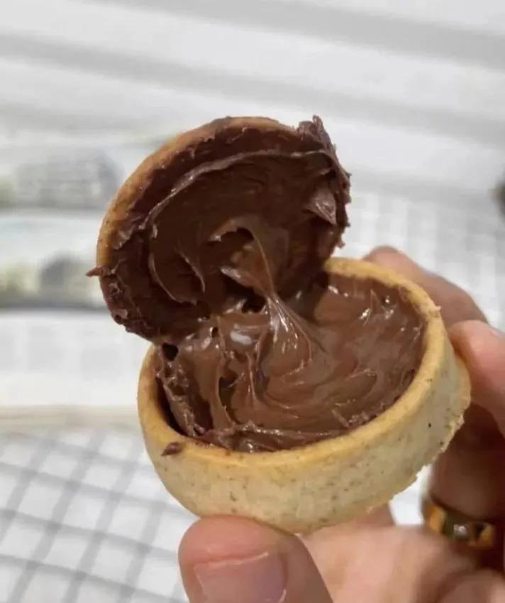 kafklore's tweet photo. uma coisa que ninguém consegue explicar: a sensação que sentimentos ao dar a primeira mordida nesse biscoito https://t.co/I9Nv5Dd8xh
