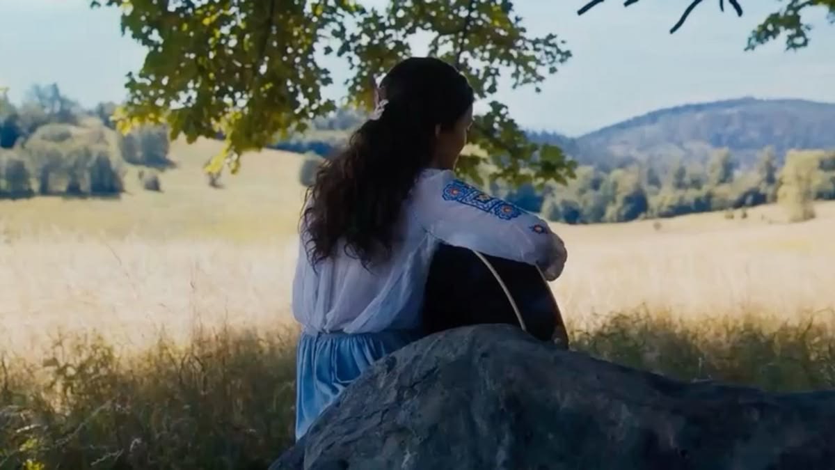 Marniestars34's tweet photo. Are you, are you
Coming to the tree?
Where I told you to run
So we'd both be free.
Strange things did happen here,
No stranger would it be
If we met at midnight
In the hanging tree.
#thg #parallels #lucygray https://t.co/HS2U6xP9iQ