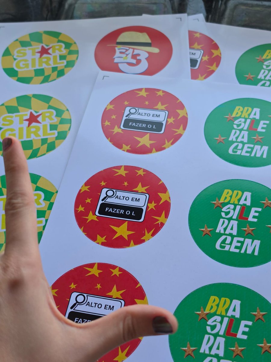 ACarolSuassuna's tweet photo. indo assim votar dia 25 com meus adesivinhos divos ⭐️❤️

pra quem quiser ir divando tb https://t.co/HObIjnYgyw https://t.co/bgzjGtnvpp