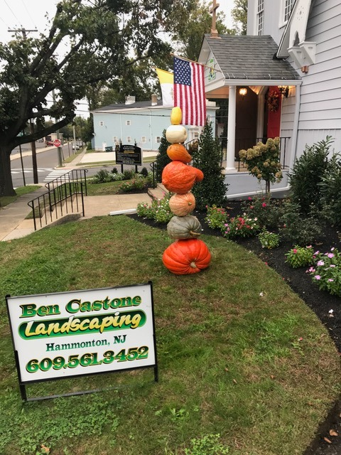 BenCastoneLand's tweet photo. The best part about fall is our pumpkin towers! 🎃⭐ https://t.co/n8jusoKhx4