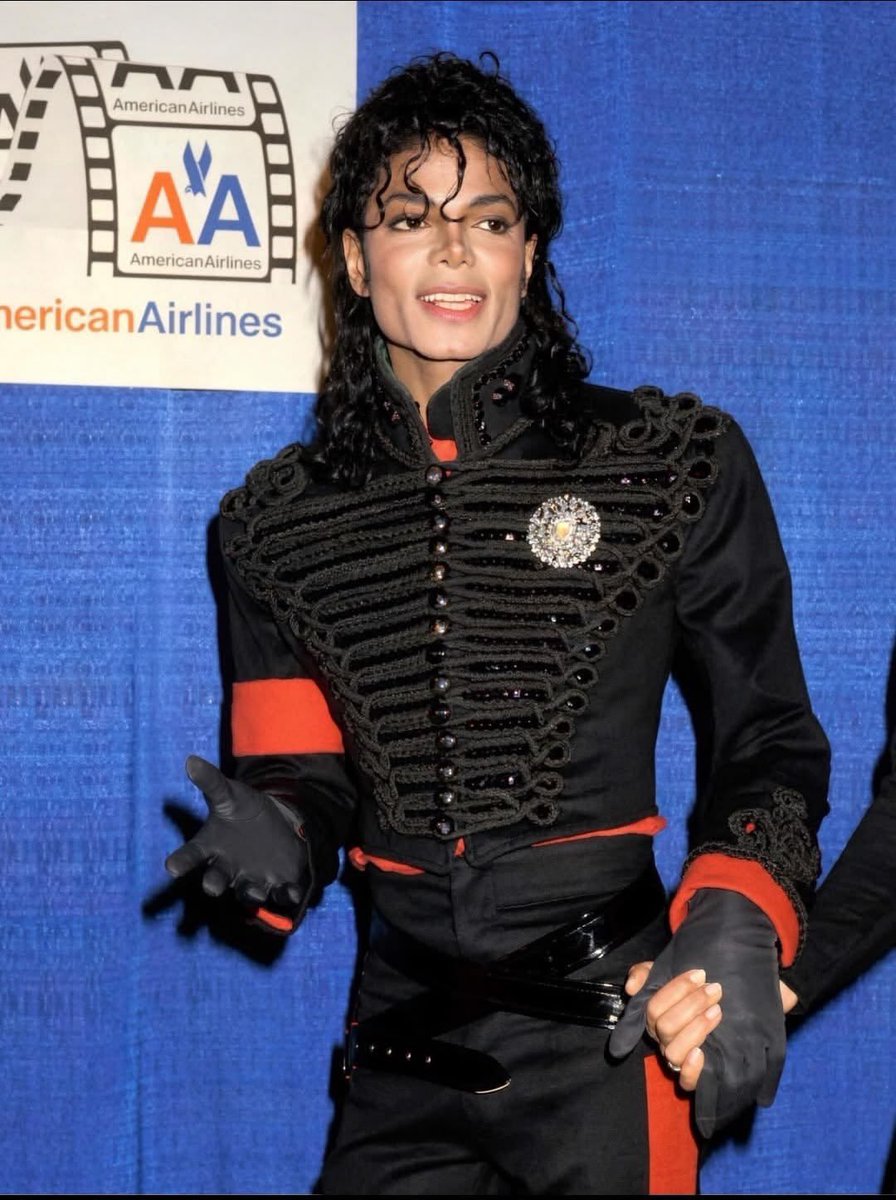 mjsapples's tweet photo. THE WAIST???? https://t.co/qkGEVpVwcl