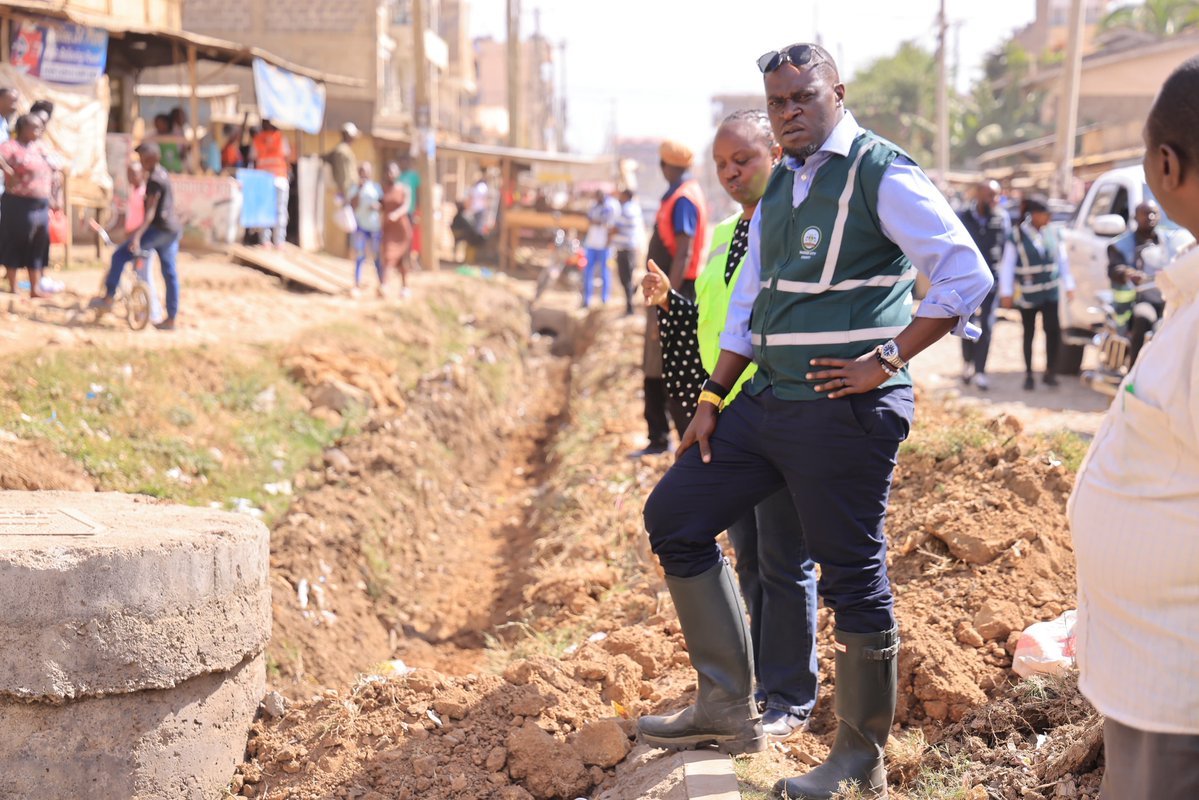 SakajaJohnson's tweet photo. Our teams across the city continue to make significant progress on drainage infrastructure, road works as well as desilting of our rivers. This afternoon, I nspected progress in several areas including ICIPE, Sportsview in Kasarani ward and Deliverance road in Mwiki, Kasarani Constituency.