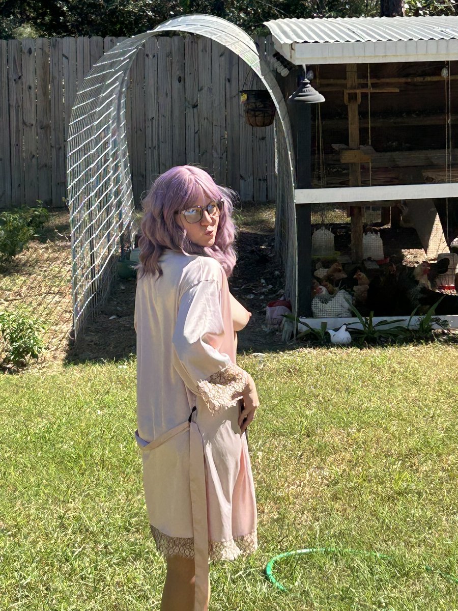RisqueTwoforOne's tweet photo. I love showing my tits to the neighbors https://t.co/oBTinovz7h