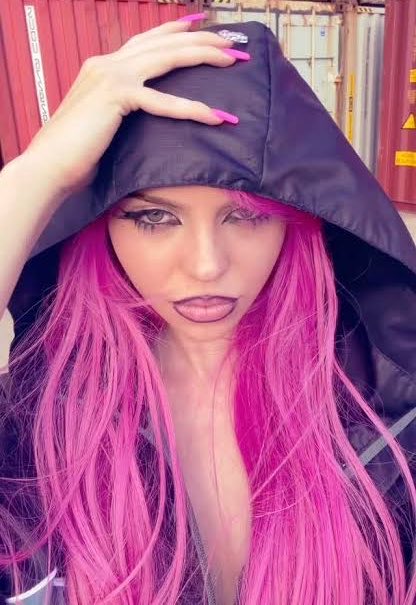 ChartUpdate_'s tweet photo. Top 10 Songs on the Spotify Global Daily Chart (Oct. 20)

1. Tate McRae — Housewife (6.34M) = 
2. KAROL G, Judeline, rusowsky — BbY WOW (4.94M) = 
3. ADÉLA — Nicole Kidman (4.68M) = 
4. ADÉLA — Ain’t In LA (3.84M) = 
5. Olivia Rodrigo — the cure (3.60M) = 
6. Olivia Rodrigo, Chappell Roan — expectations (3.36M) = 
7. Ashe — Stop The Wedding! (3.27M) = 
8. Katy Perry — The One That Got Away (2.99M) +1
9. Lady Gaga, Bruno Mars — Die With A Smile (2.93M) +1
10. Malcolm Todd — Earrings (2.92M) -2