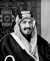 ALfalehaaa's tweet photo. قصة طريفة يَرويها الأمير الشاعر سعود بن محمد آل سعود - رحمه الله -، وخلاصتُها أنّ رجُلًا مِن أهل حائل يُدعَى العقيلي الشمري، وكان مُعجَبًا بالألمان، فاشْتُكِيَ عليه عند الملك عبد العزيز - رحمه الله -؛ لأنّه سَمّى ولَدًا له بـ(النّازي)، وسَمّى ابنته (برلين) .. فأمَرَ الملكُ بسَجْنِه، ثم بعد وقت قصير سَجَن الملكُ ابنَه الأميرَ مُتعبًا - رحمه الله - لأنّه تأخّرَ عن الصلاة (وكان الأمير حينها فتى، ومِن عادة الملك عبدالعزيز أنْ يَسجنَ مَن يتأخّر عن الصلاة مِن أبنائه) .. فاجتمع الأمير والعقيلي في السّجن .. وكان العقيلي راويةً للشِّعر والقصص، فأخذ يَروي للأمير .. حينها سألَه الأميرُ عن سبب سَجْنه، فقال: أنا معجب بالألمان، فسمّيتُ ابني (النازي)، وبنتي (برلين)، وبودّي بما أنّك ابن الملك لو تشفع لي عنده وتقول له: إنّي خادمك، ولقد سمّيتُ ولدي (خشم العان) - جبل شرق الرياض -، وسمّيتُ بنتي (الدرعية)، فأخبَرَ الأميرُ والدَه الملك عبدالعزيز، فضحك كثيرًا وأمر بإطلاق سراحه وأعطاه مالًا وكسوة.