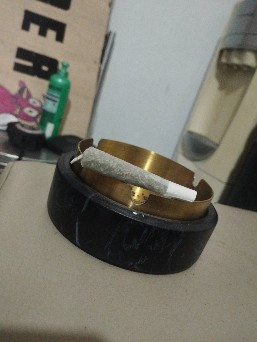 _DavidLpz_'s tweet photo. Deseando dejar ir todo lo que nos ata en el humo de esta flor. 😵‍💫
#weed #medellin https://t.co/I34sR2t9N9