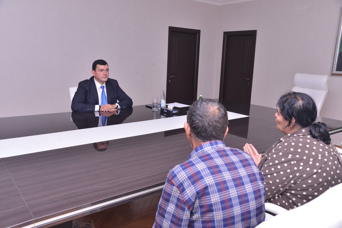 Qaradaghrih's tweet photo. Qaradağ Rayon İcra Hakimiyyətinin başçısı Natiq Əliyev Qaradağ Rayon İcra Hakimiyyətində sakinlərlə görüşüb və vətəndaşların qəbulunu keçirib. https://t.co/8OAOGUvBCc