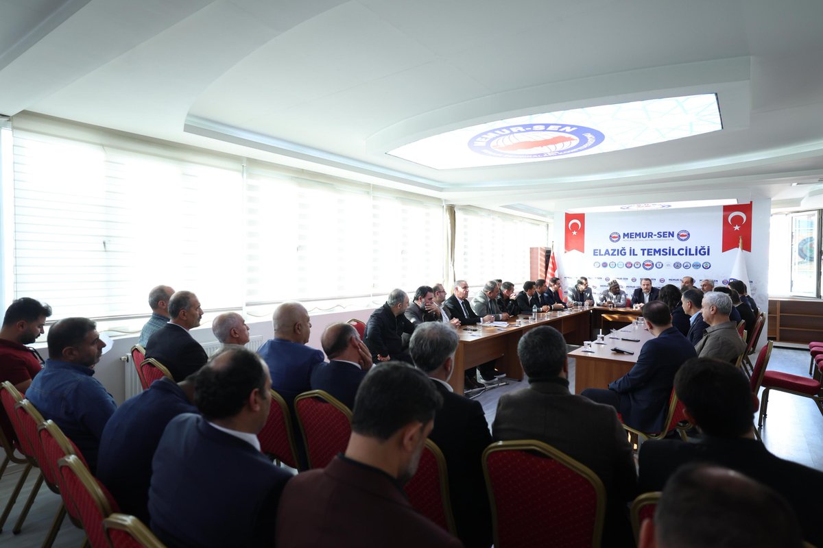 EgitimBirSen's tweet photo. Genel Başkanımız Ali Yalçın, Eğitime Destek Platformu (EDEP) üyeleriyle Elazığ 1 Nolu ��ubemizin toplantı salonunda bir araya geldi.

Genel Başkanımız;
“Sivil toplum kuruluşlarının çocuklarımızın ve gençlerimizin akademik, sosyal ve ahlaki gelişimine katkı sunmak için bir araya gelmesi yüksek bir şuur ve bu ülkenin tarihine ve geleceğine bağlılık göstergesidir.
Eğitim Bir Sen olarak bu platformun üyesiyiz. Elazığ’da olduğu gibi tüm illerimizde platform tarafından yürütülen çalışmalara destek veriyoruz.” 

Memur-Sen Elazığ İl Temsilcimiz ve EDEP Doğu Anadolu Bölge Başkanı İbrahim Bahşi ile Elazığ 1 ve 2 Nolu Şube Başkanlarımız Taha Yusuf Sarıgül ve Haluk Aras’a platforma sağladıkları destek için teşekkür ederiz.

Elazığ EDEP bileşeni sivil toplum kuruluşlarımıza gençlerimizin maddi ve manevi gelişimi, geleceğimizin ihyası için gerçekleştirdikleri çalışmalarında başarılar diliyoruz.