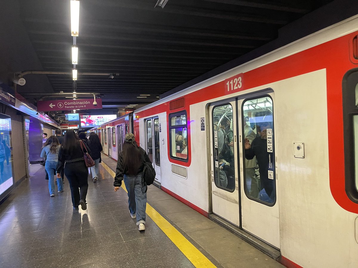 PaolaDragnic's tweet photo. Tengo que contarles está historia. Es que es impresionante.

Estoy armando una nota sobre comprensión lectora en Chile. Subo al metro, al lado se sienta una mujer de unos 60 años. Algo aburrida, quería meterme conversa y que mejor, que el clima. Ella de parca muy abrigada, yo a penas con una camisa:  

“Uno ya no sabe como vestirse”, dice. Me rio y sigue;  lloverá en la tarde. Le cuento que no tengo paraguas y entonces ella sigue relatando su almuerzo en el centro con su hijo que vive en el sur. Voy distraída, pero ella insiste. Quiere hablar. 

Cuenta de sus hijos, son tres, todos profesionales y de pronto dice: me costó mucho, porque yo no sé leer ni escribir.

Algo crujió adentro de mi. Año 2026, Santiago de chile y una mujer de 60 años al frente me cuenta como dato que no sabe leer ni escribir.