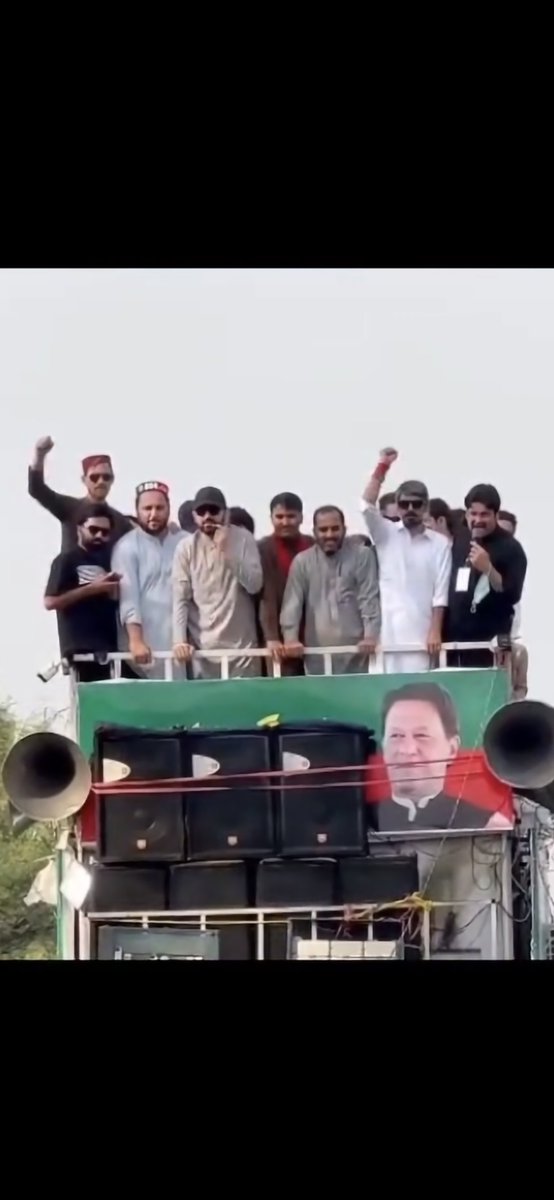 UuFf310737's tweet photo. @Basitaliafridi1 @SherAliAfridi15 @Wasandalee87 Yeh aap ki video ka screenshot hai jise zoom kia hai maen ne mujhe wakai mai nhi dikh rahe https://t.co/IG3hYCfqjT