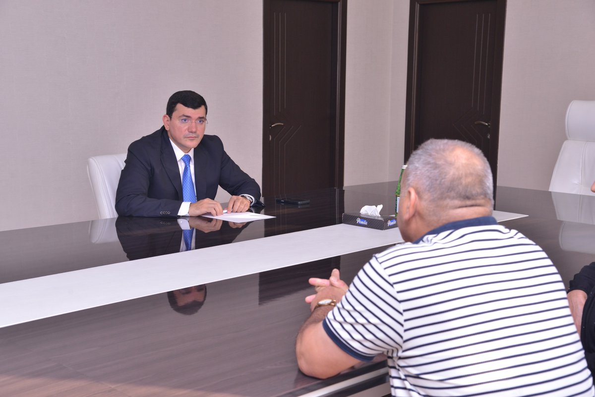 Qaradaghrih's tweet photo. Qaradağ Rayon İcra Hakimiyyətinin başçısı Natiq Əliyev Qaradağ Rayon İcra Hakimiyyətində sakinlərlə görüşüb və vətəndaşların qəbulunu keçirib. https://t.co/8OAOGUvBCc