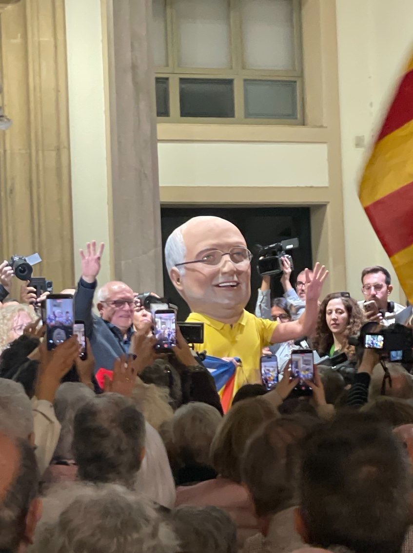 omnium's tweet photo. En @LluisPuigGordi és rebut a Terrassa per una multitud després de 9 anys d’exili per defensar l’autodeterminació i la independència de Catalunya.

Celebrem que tornis a casa. Benvingut! https://t.co/CyQMjJFZDz