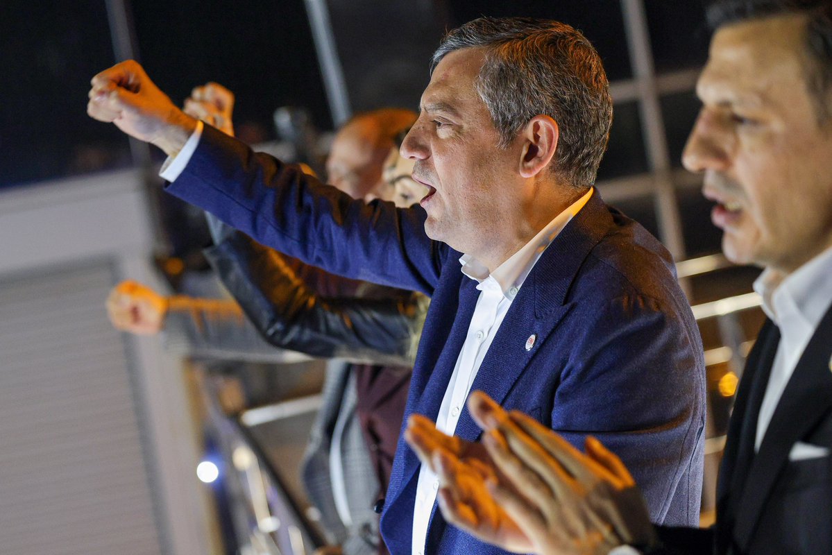 eczozgurozel's tweet photo. Fırtına olanlara rüzgâr neylesin? 
Günü doğurana gece neylesin? 
Paylaştıkça çoğalan bu sevda bizim! 
Onur, namus, adalet…
Bu sevda bizim! 
Mücadele bizim, meydan bizim. 
Korku onlara kalsın, cesaret bizim!

Halk TV’nin önündeyiz.
Basın özgürlüğünün yanındayız. https://t.co/qeljBj17H3