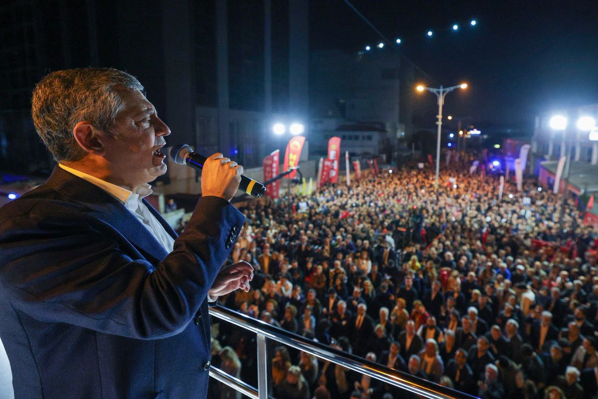 eczozgurozel's tweet photo. Fırtına olanlara rüzgâr neylesin? 
Günü doğurana gece neylesin? 
Paylaştıkça çoğalan bu sevda bizim! 
Onur, namus, adalet…
Bu sevda bizim! 
Mücadele bizim, meydan bizim. 
Korku onlara kalsın, cesaret bizim!

Halk TV’nin önündeyiz.
Basın özgürlüğünün yanındayız. https://t.co/qeljBj17H3
