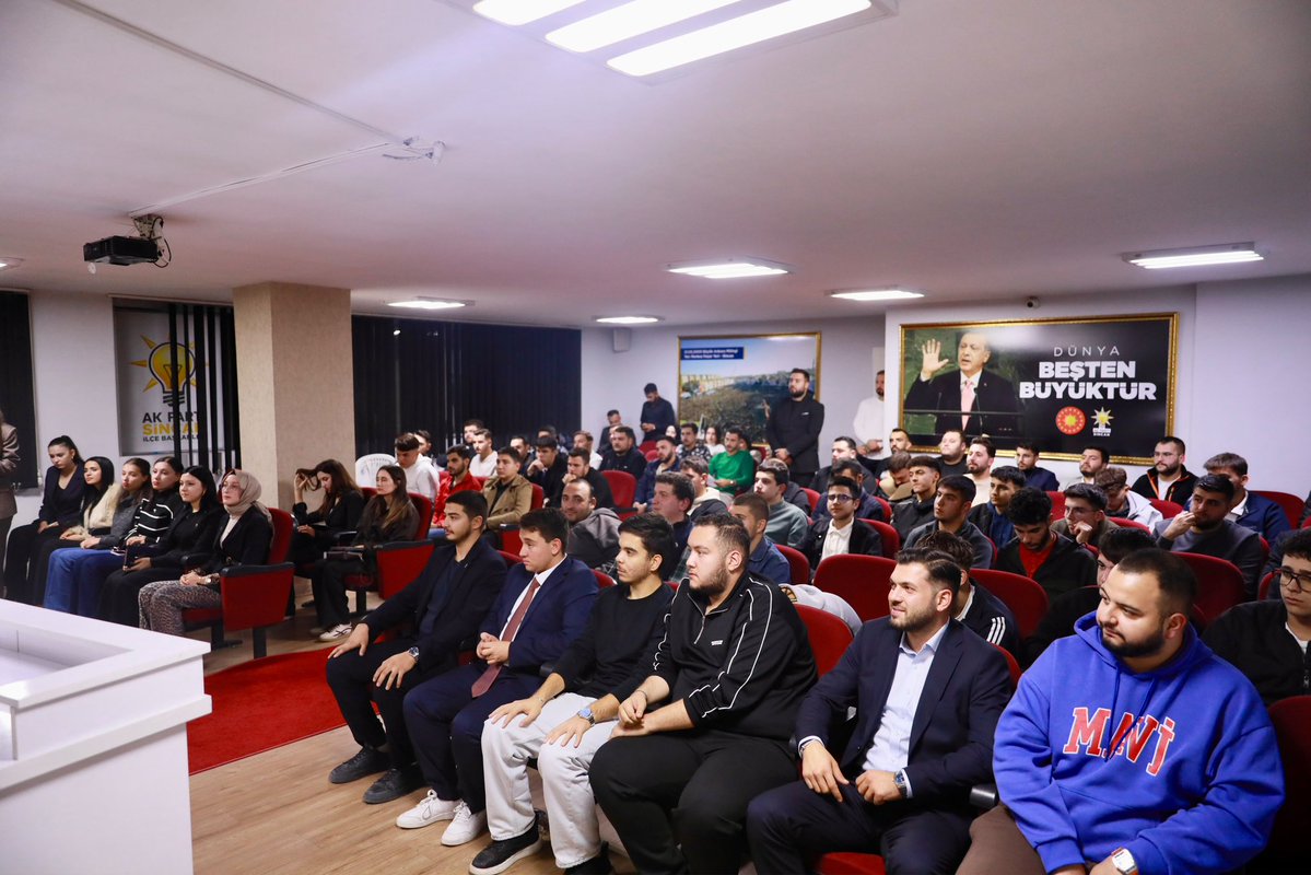 osmannazlier's tweet photo. Sincan İlçe Gençlik Kollarımızın Yönetim Kurulu toplantısına katıldık.

57 mahallesiyle Sincan’ın her sokağında, her hanesinde ve her alanda gençliğimizle birlikte sahadayız.

Gençliğin enerjisiyle, teşkilatımızın gücüyle yolumuza kararlılıkla devam ediyoruz! 🇹🇷 https://t.co/Xa75f8RavF