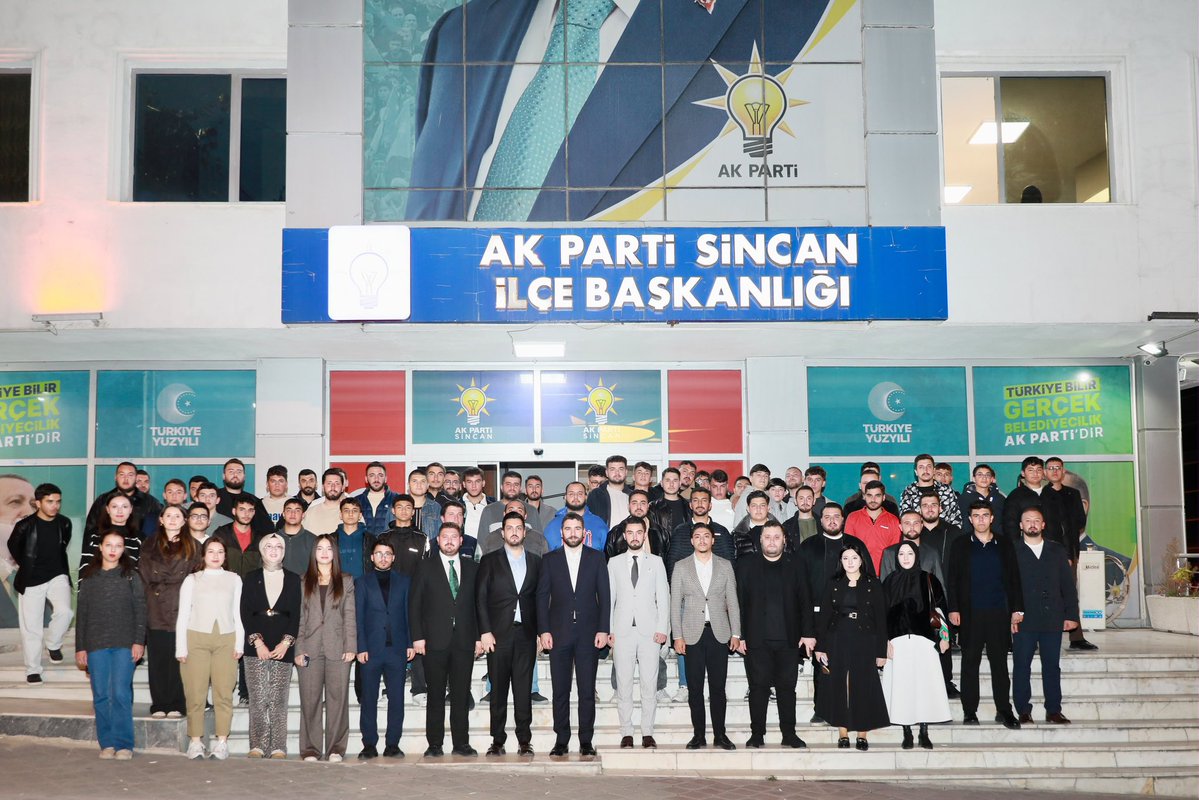 osmannazlier's tweet photo. Sincan İlçe Gençlik Kollarımızın Yönetim Kurulu toplantısına katıldık.

57 mahallesiyle Sincan’ın her sokağında, her hanesinde ve her alanda gençliğimizle birlikte sahadayız.

Gençliğin enerjisiyle, teşkilatımızın gücüyle yolumuza kararlılıkla devam ediyoruz! 🇹🇷 https://t.co/Xa75f8RavF