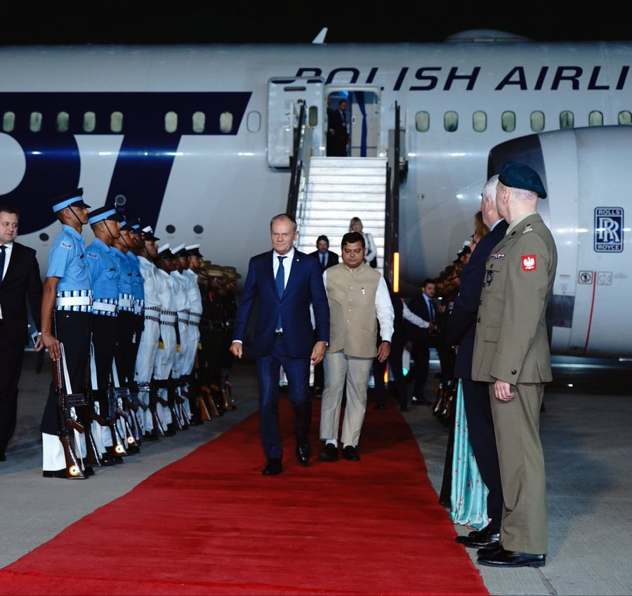 Sakshi415170's tweet photo. After more than a decade, a Polish Prime Minister is visiting India as Donald Tusk begins a three-day Delhi visit. Trade and defence cooperation are in focus, with a large businessdelegation accompanying him to explore new opportunities.
#IndiaPoland #DonaldTusk #TradeAndDefence https://t.co/uPGVJDxRCy