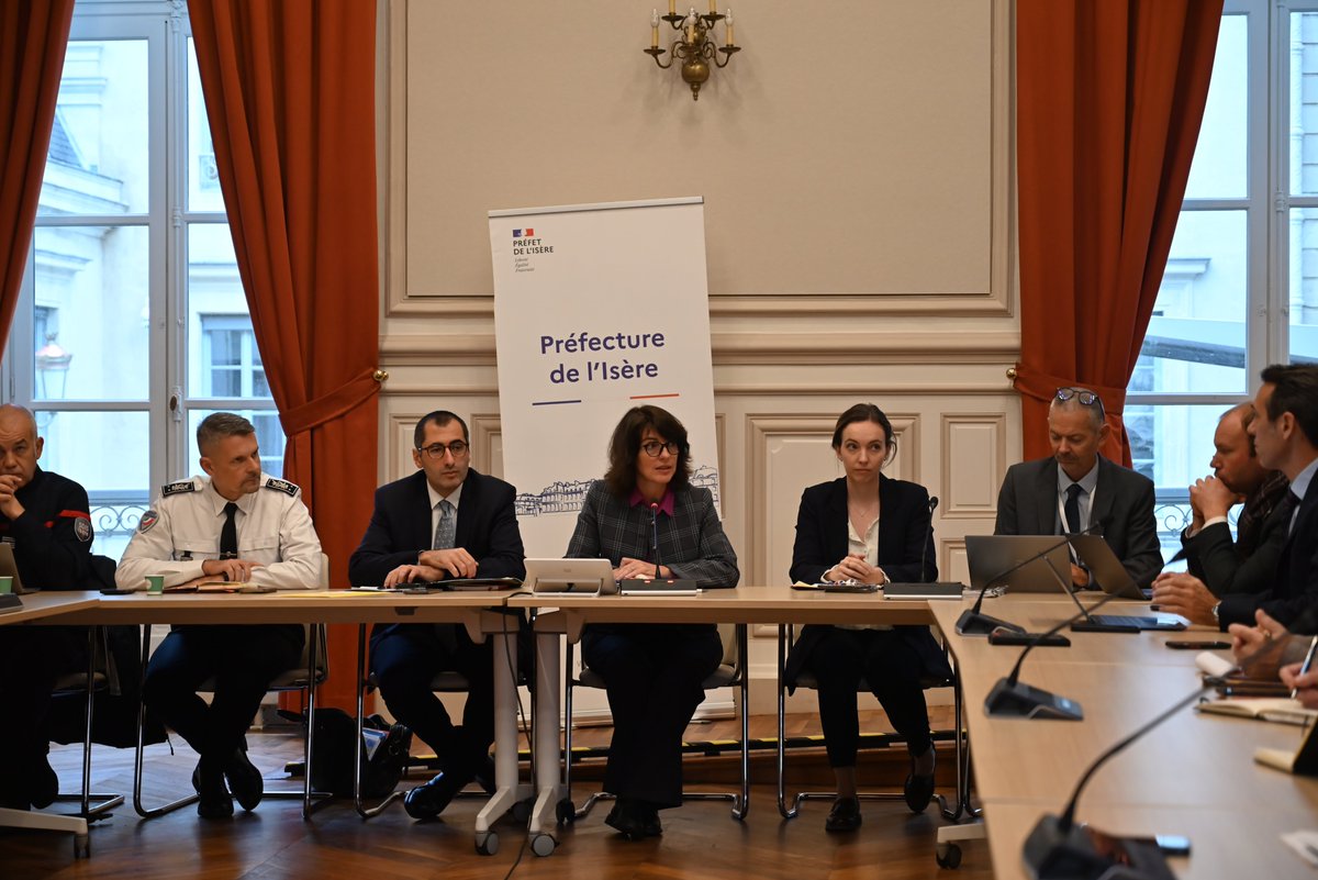 Prefet38's tweet photo. #Sécurité | A la suite des violences survenues à Grenoble samedi 17 octobre, et en prévision des prochains rassemblements, Catherine Séguin, préfète de l’Isère, prend ce jour deux arrêtés d'interdiction afin de garantir la sécurité des personnes et des biens, et de maintenir l’ordre public.

❌ Tout rassemblement, attroupement, manifestation ou cortège est interdit dans les secteurs du centre-ville de Grenoble définis dans l'arrêté préfectoral ci-dessous, du jeudi 22 octobre à 06h00 au dimanche 25 octobre à 06h00, selon le périmètre défini par arrêté préfectoral.

❌ De jeudi 22 octobre à 06h00 au lundi 26 octobre à 08h00 sont interdits dans l'ensemble du département de l’Isère :

- l’achat, la vente, la cession, le transport, le port et l’utilisation de fumigènes et d’artifices de divertissement
- le transport de combustibles, de carburants à emporter et de gaz inflammables
- le port et le transport d’armes et d'armes par destination
- le port et le transport, sans motif légitime, d’objets destinés à dissimuler le visage.

Arrêtés préfectoraux consultables sur https://t.co/JzWewQges9