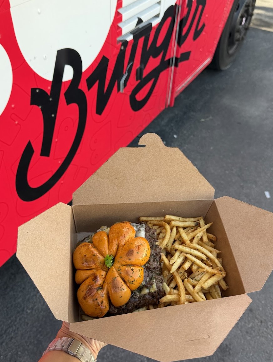 StuffToDoInTB's tweet photo. 🤯 You loved the viral pumpkin bagel, but have you tried it as a BURGER?! Bubbi Burger teamed up with The Bagel Nook to create a limited-time Pumpkin Bagel Burger that’s bringing all the seasonal vibes to your next bite! 🍂🤤
More fall food in Tampa Bay👇
https://t.co/UlCYLL8tJm https://t.co/nz5yLWy1Bk