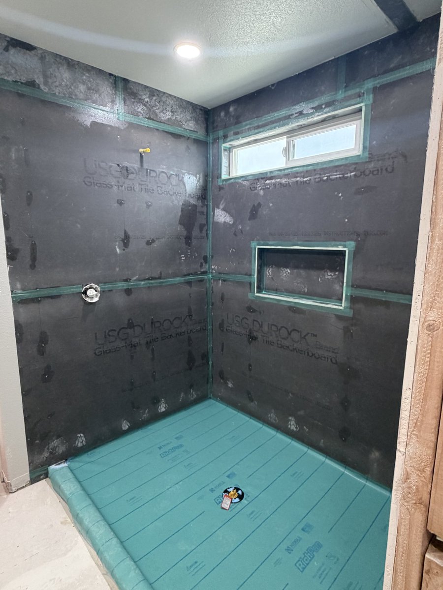 brycephelton's tweet photo. This showers gonna be huge. 

Straight lay vertical blue subway going up, should look pretty awesome. https://t.co/XrjVNHJ98u