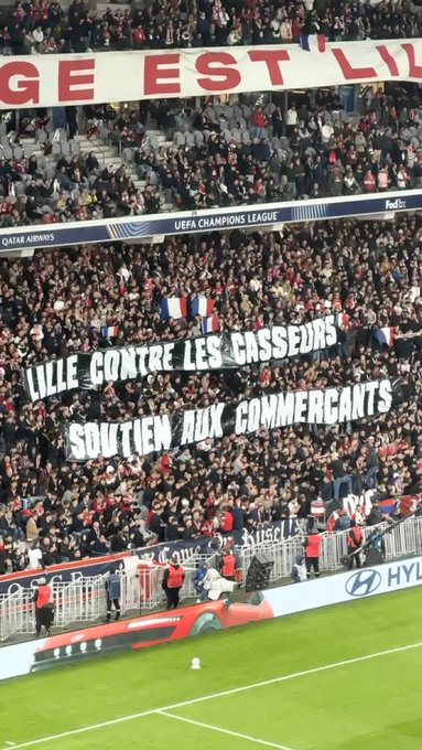 _FootPlus's tweet photo. 🚨 « LILLE CONTRE LES CASSEURS : SOUTIEN AUX COMMERÇANTS »

Les Dogues Virage Est ont déployé cette banderole en marge de LOSC – Galatasaray, pour dénoncer les dégradations et apporter du soutien aux commerces touchés.

📸 Source : @Mesli_Dounia

#LOSCGS #LOSC #Galatasaray #LDC https://t.co/epjqZC5k7t