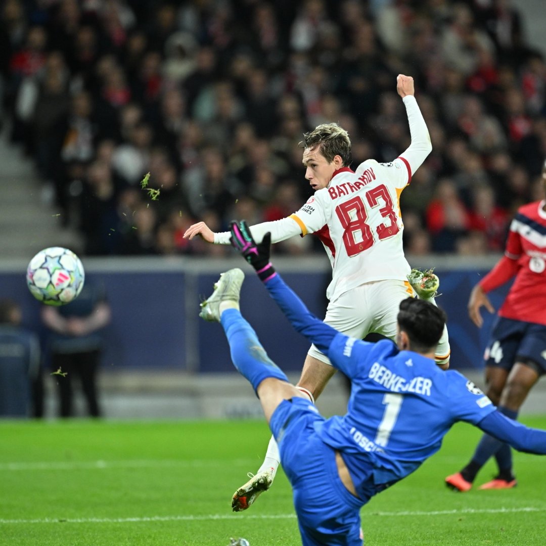 bpthaber's tweet photo. Galatasaray'ın en kısa futbolcuları, Lille kalecisi Berke Özer'e kafa golü attı.

— Batrakov (1,73 cm)
— Torreira (1,66 cm) https://t.co/L1jiTnr4cT